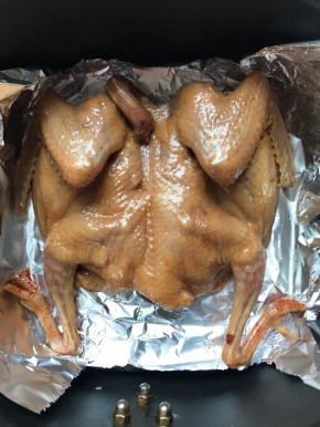 锅里垫上锡纸，鸽子平铺，用刷子刷一层油，180度15分钟