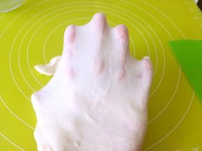 面团揉至光滑状态即可撑出手套膜，盖保鲜膜松弛