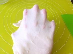 面团揉至光滑状态即可撑出手套膜，盖保鲜膜松弛