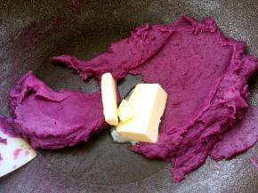 之后加入黄油继续翻炒，至紫薯馅不粘刮棒即可