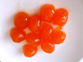 蛋黄切成两半，加玉米油跟朗姆酒侵泡半个小时，之后入烤箱170度烤5分钟