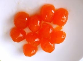 蛋黄切成两半，加玉米油跟朗姆酒侵泡半个小时，之后入烤箱170度烤5分钟