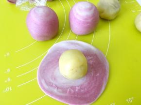 包裹上蛋黄馅，收好收口，烤箱预热180度