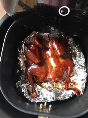 打开，两边翅膀用锡纸包住，刷蜂蜜水(蜂蜜水是1：1的比例）上面盖 一层锡纸用160度再烤15分钟，中途打开再刷一次蜂蜜水