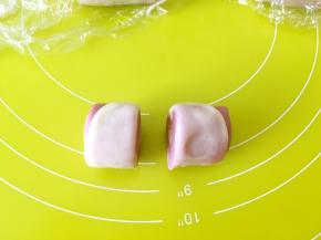 松弛好的牛舌卷从中间对半切开