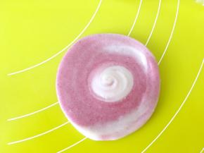 切口处朝下放，之后用擀面杖擀成圆片