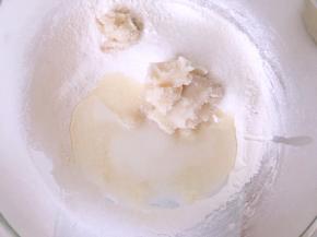 将水油皮材料倒入容器内，活成面团