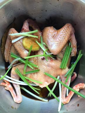 放生抽、糖、料酒、姜葱、八角花椒香叶桂皮，给鸽子全身按摩按摩，然后淹制两个小时以上，中途要翻几次