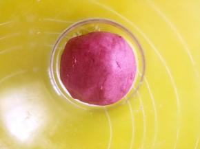 将油酥皮材料倒入容器，活成面团