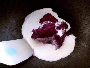 紫薯泥加淡奶油跟砂糖，不粘锅小火加热翻炒