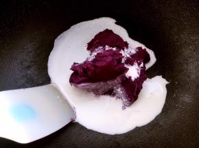 紫薯泥加淡奶油跟砂糖，不粘锅小火加热翻炒