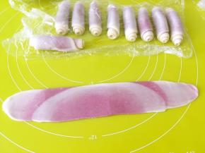 松弛好的牛舌卷再次擀成长条，卷起来，继续盖保鲜膜松弛15分钟