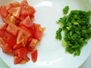 西红柿洗净切小丁，葱切葱花。