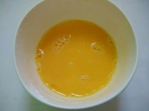 鸡蛋磕入碗里加少许盐搅匀。