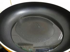 热锅倒入适量植物油烧七成热。