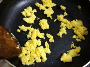 倒入鸡蛋炒熟，盛出备用。