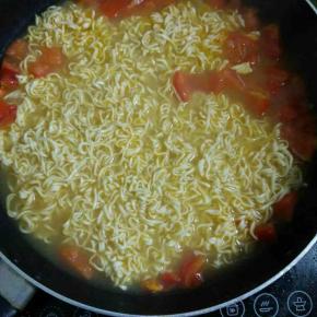 放入面块煮至面熟，调入盐、鸡精、胡椒粉即可关火。