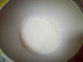 电动打蛋器将蛋白高速打发至呈现鱼眼泡时，加入三分之糖，继续高速打发，蛋清泡消失，细腻时再加入三分之一的糖，继续打发。