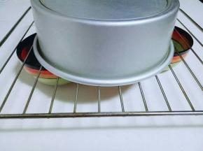 40分钟后戴上隔热手套，取出烤盘，垂直摔一下，震出热气。即可倒扣再烤网上，下面可以放两个碗，这样凉的比较快，彻底凉后再脱模。