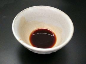 糖，盐，生抽，醋放入碗中。做成料汁备用。