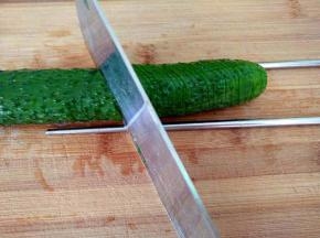 把黄瓜翻面，再呈45°切片。