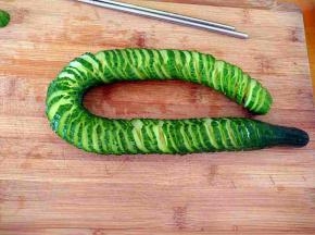 切好的黄瓜能拉得很长，而且还不断。