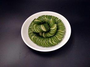 把黄瓜放入盘中。