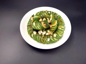 撒上蒜未，淋上料汁。