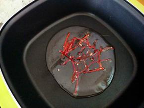 热锅凉油，下花椒，小米椒，小火煸香。