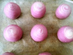 全部包好后，放在烤盘上，整理下形状，圆心的中心在最顶端