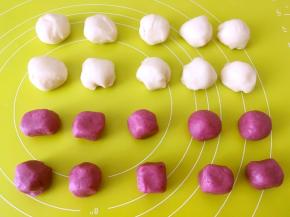 将水油皮材料跟油酥皮材料分别分成5等份，图片我是做了两份的量