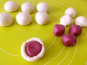 用水油皮材料包裹上油酥皮材料，收好收口