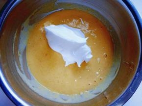 用硅胶刀取三分之的蛋白放入蛋黄糊容易中，翻拌均匀(切记手法，不要划算搅拌，以免消泡) 从底下往上翻拌，手法要轻。