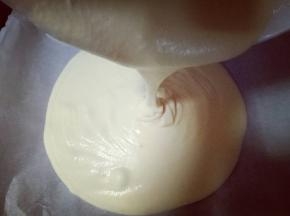 拌好的蛋糕糊，细腻光滑，饱满，倒入蛋糕模具中。