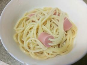 我家小妞儿各种爱吃意面，我就各种方法来做，因为她挑食，我就把各种蔬菜放进去，由于特别喜欢意面，所以就可以把蔬菜连带吃了。从来不会按照严格的西餐来做，都是随自己心意，反正意面怎么做都好吃。