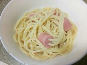 我家小妞儿各种爱吃意面，我就各种方法来做，因为她挑食，我就把各种蔬菜放进去，由于特别喜欢意面，所以就可以把蔬菜连带吃了。从来不会按照严格的西餐来做，都是随自己心意，反正意面怎么做都好吃。