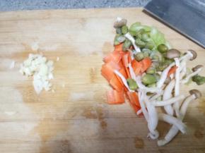 芹菜，胡萝卜切丁，蒜切碎