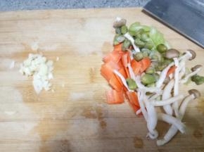 芹菜，胡萝卜切丁，蒜切碎