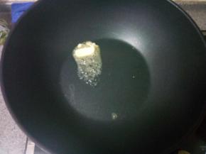 热锅放入黄油待融化