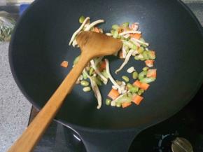 先下蒜末，再下蔬菜翻炒