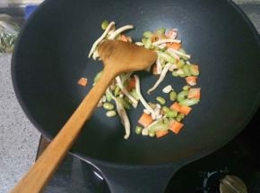 先下蒜末，再下蔬菜翻炒