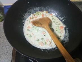 倒入半碗奶油，加适量盐巴调味，撒入一小勺淀粉，搅拌均匀。