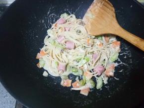 待汤煮至冒泡，倒入煮好的意面，快速翻炒至意面全部裹上酱汁关火。