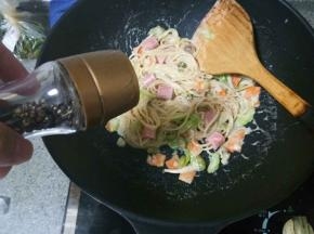 撒入适量现磨黑胡椒