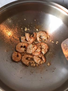 加入虾仁煸炒到金黄色