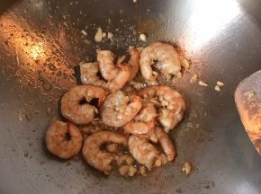 加入虾仁煸炒到金黄色