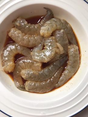 加入少许生抽料酒白胡椒粉腌制片刻