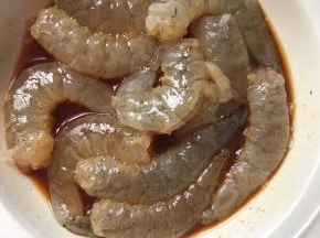 加入少许生抽料酒白胡椒粉腌制片刻