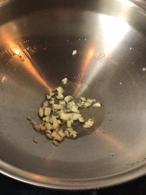 锅烧热放油将蒜泥爆香