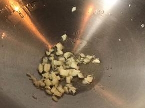 锅烧热放油将蒜泥爆香